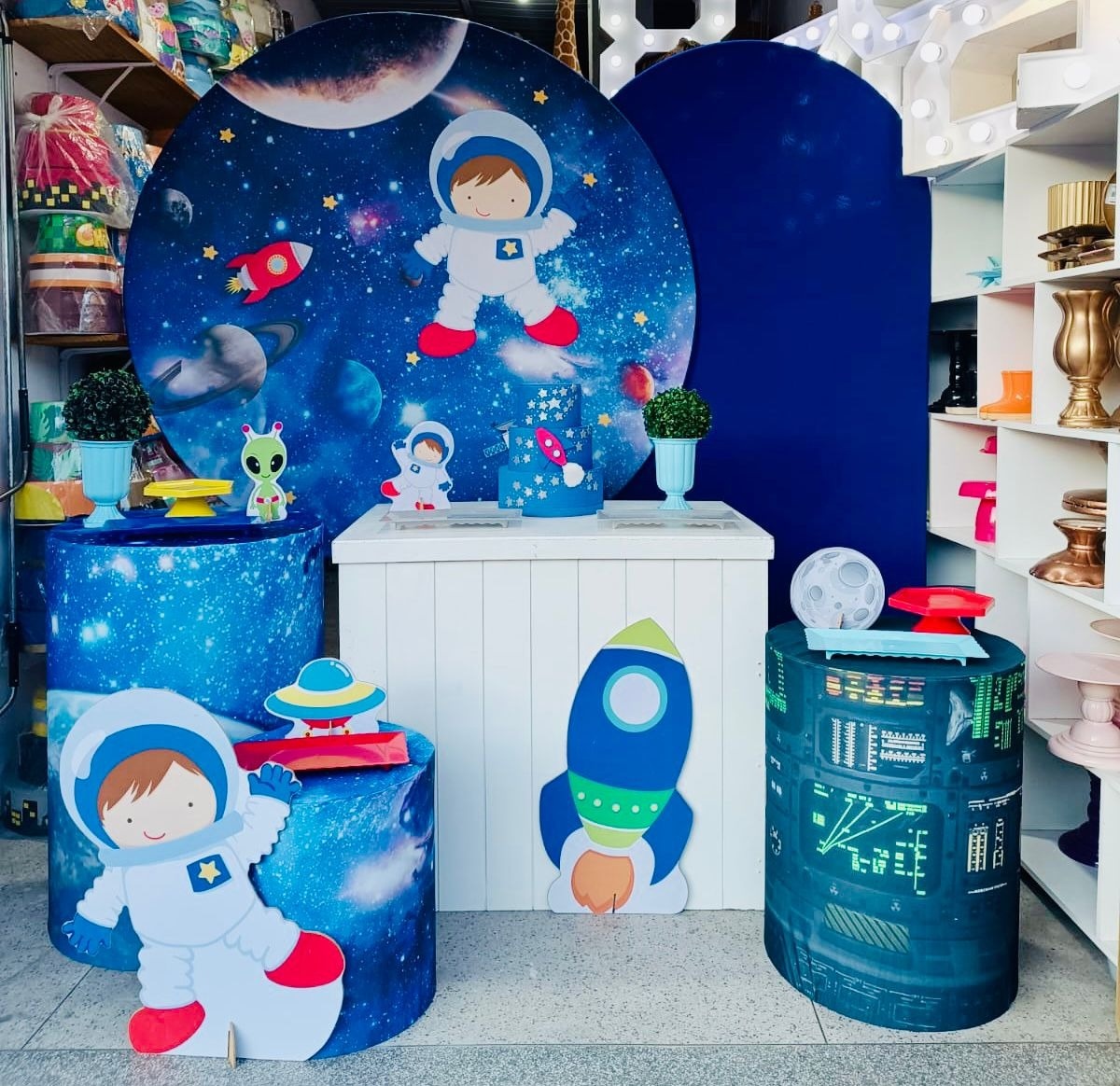 Astronauta Mesa + Romano  - Art's Camila's Decorações 