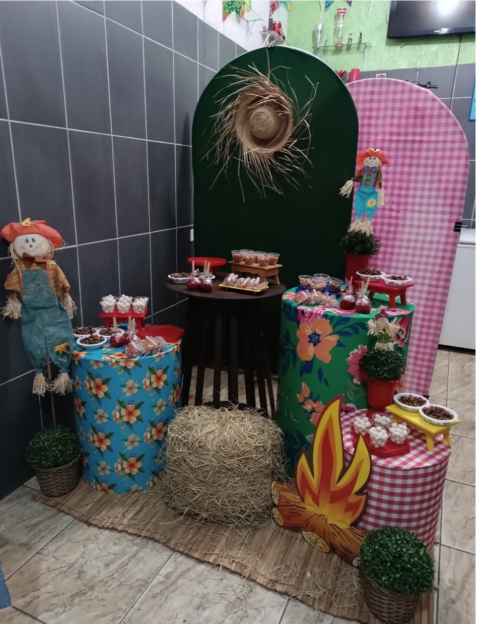 Festa Junina Mesa Cubo - Art's Camila's Decorações 