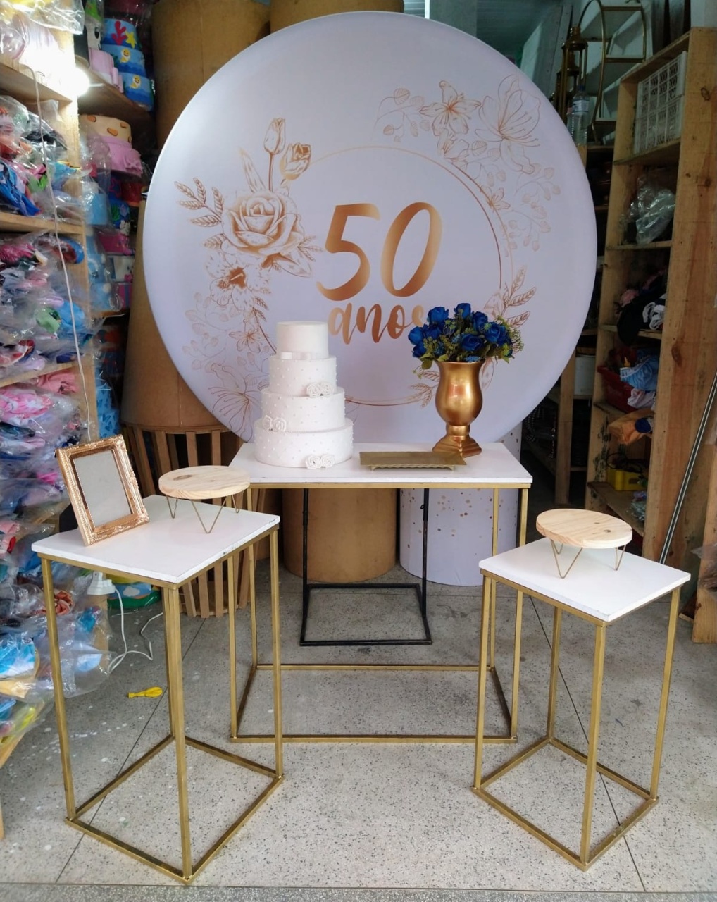 50 Anos Branco Com Dourado Mesas de Ferro  - Art's Camila's Decorações 