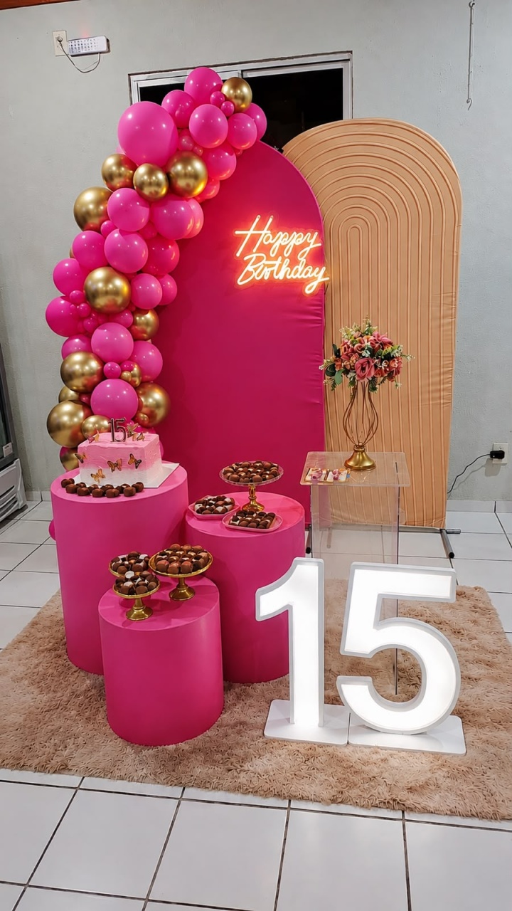 Composê Pink /Dourado 15 Anos C/ Arco de Balões - Up Festas 