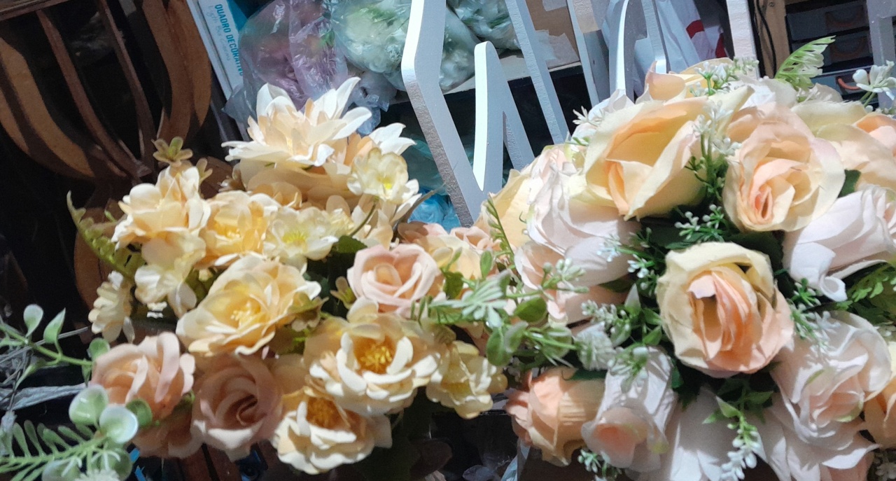 Arranjo Floral Amarelo Suave/Bege - Up Festas 