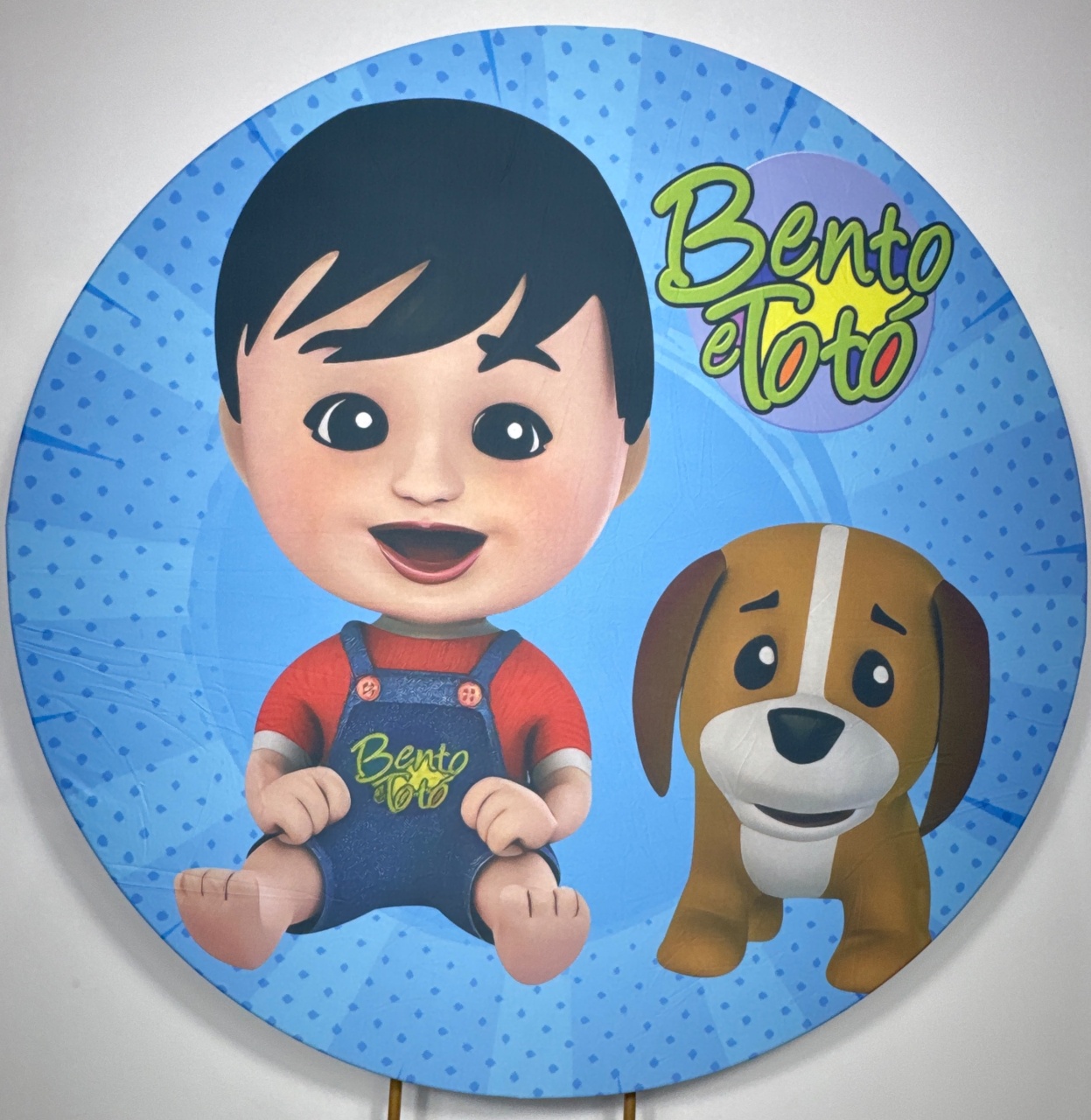Painel Redondo - Bento E O Totó 1 - Doces Festas Decorações e Pegue e Monte