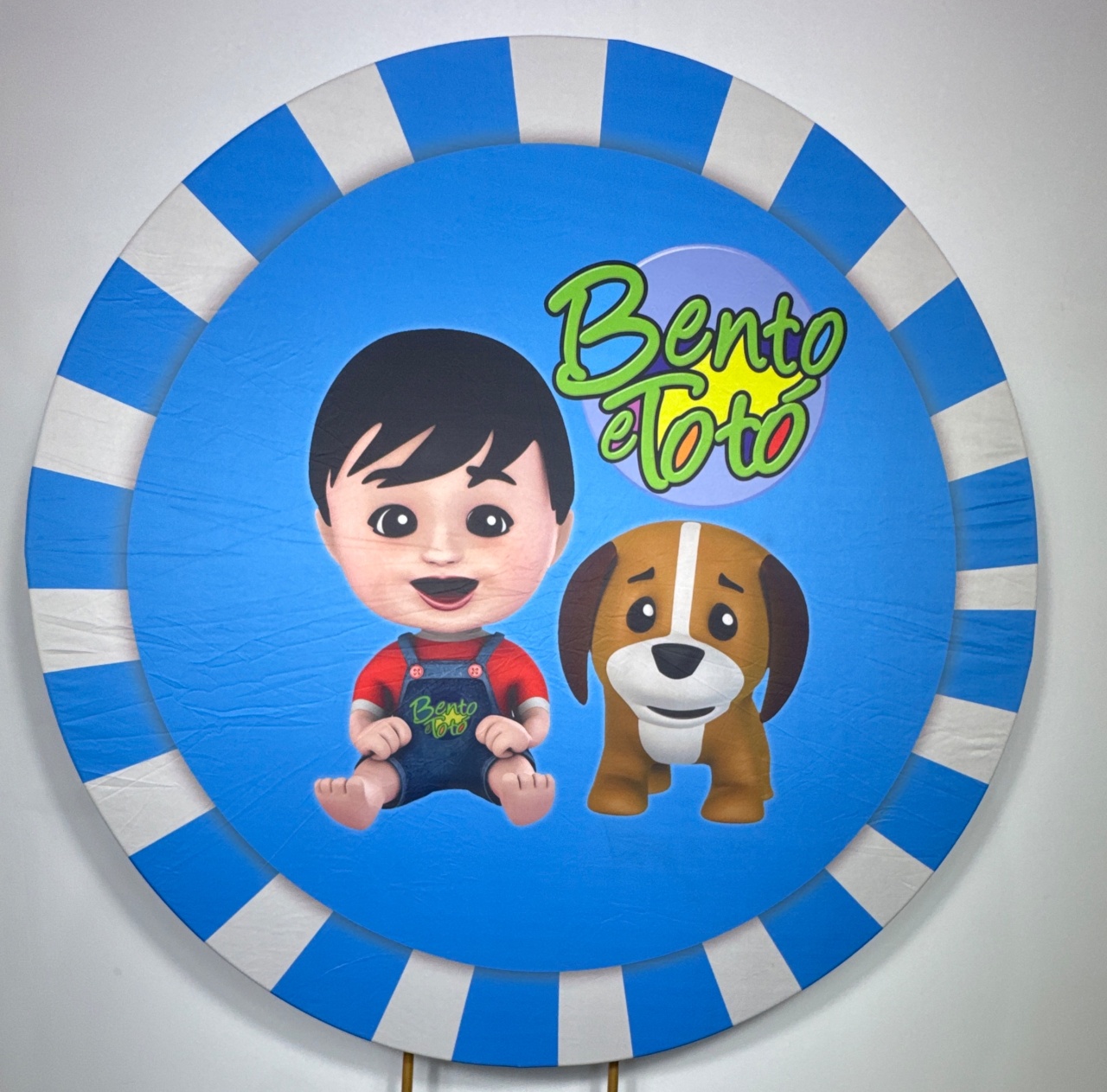 Painel Redondo - Bento E O Totó 2 - Doces Festas Decorações e Pegue e Monte