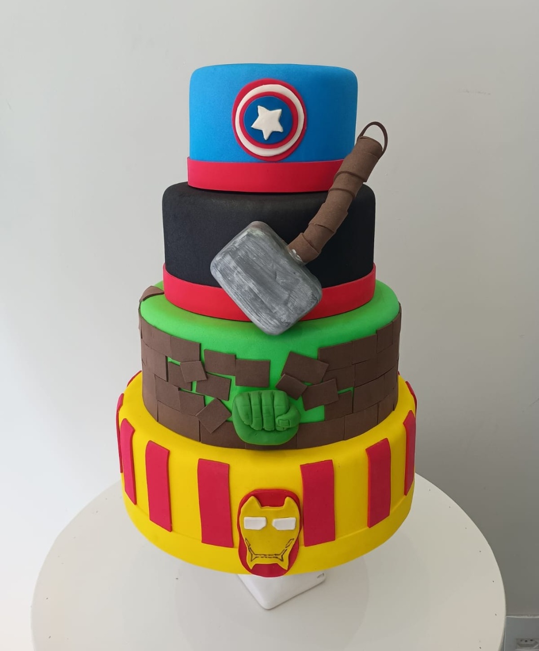 Bolo Fake Vingadores 4 Andares - BELAARTEFESTASBH
