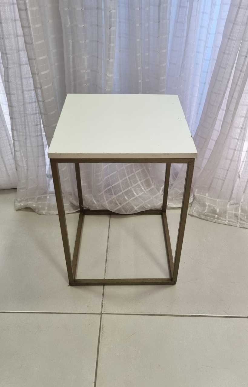 Mesa Cubo Pp Vazada Ferro Branca  - Mabelly Festas