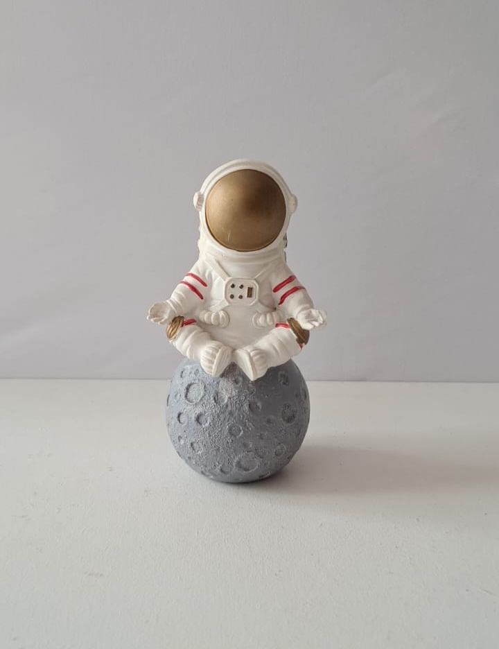 Astronauta Sentado Na Lua - Mabelly Festas