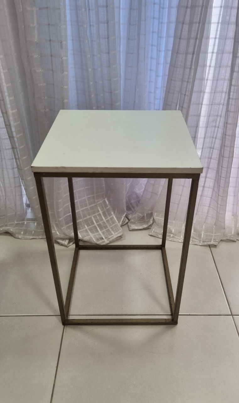 Mesa Cubo P Vazada Ferro Branca - Mabelly Festas