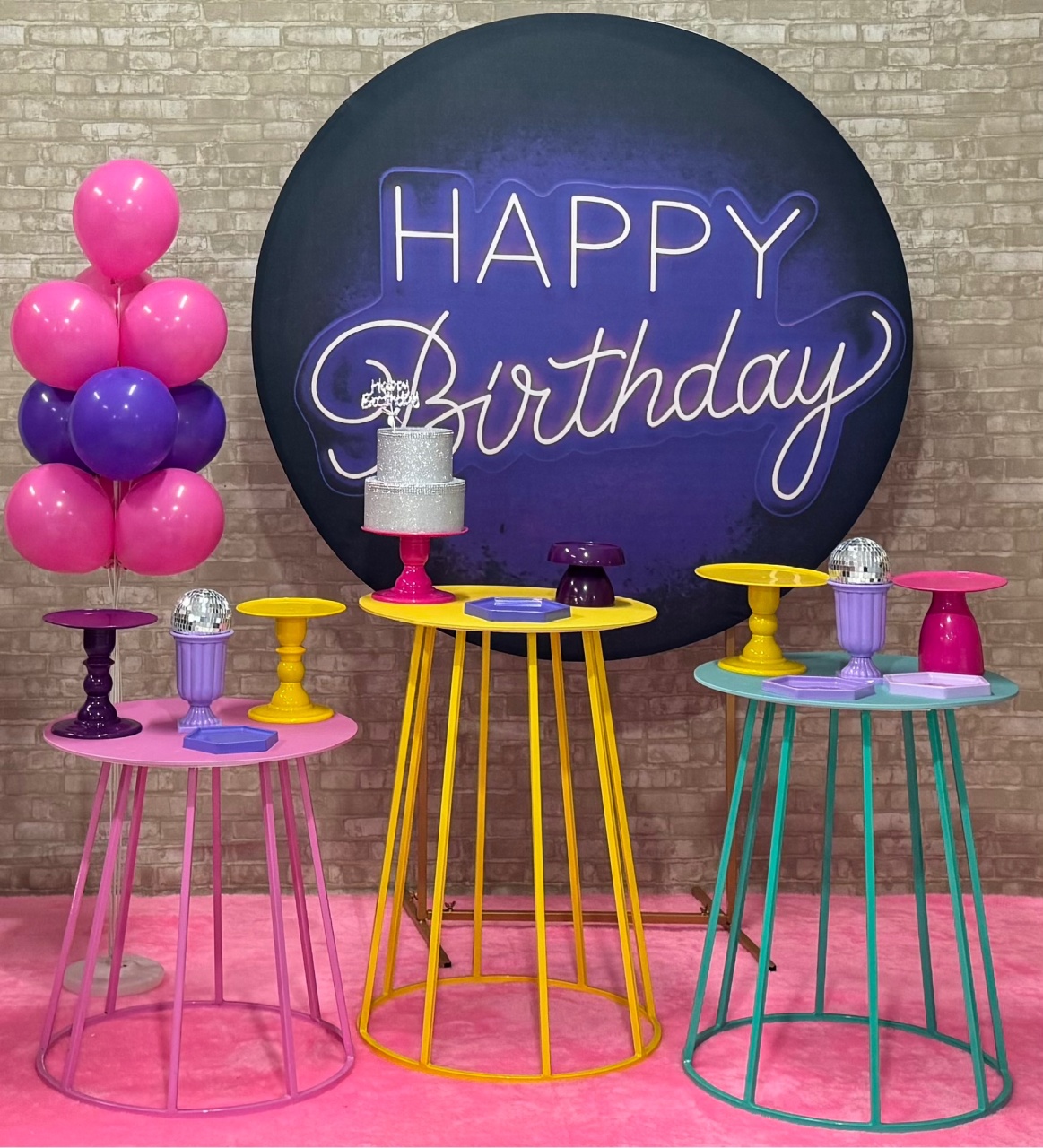 Happy Birthday Roxo Com Mesas Coloridas - SofistiqueDecor