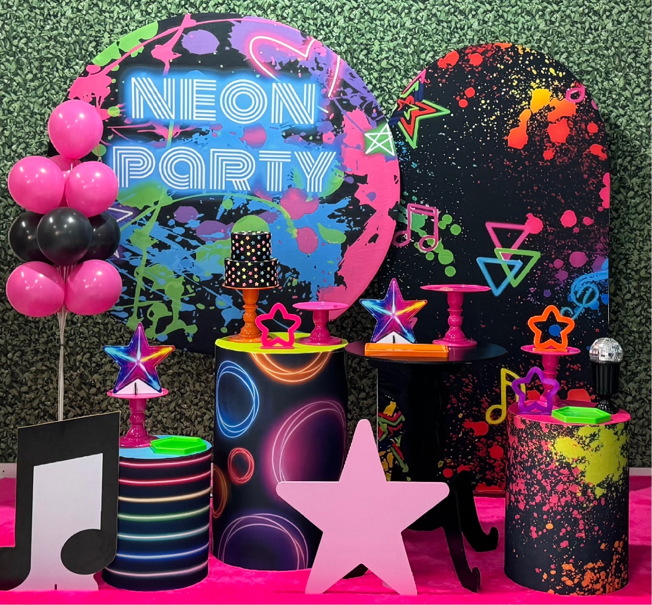 Neon Party Com Painel Lateral Romano - SofistiqueDecor