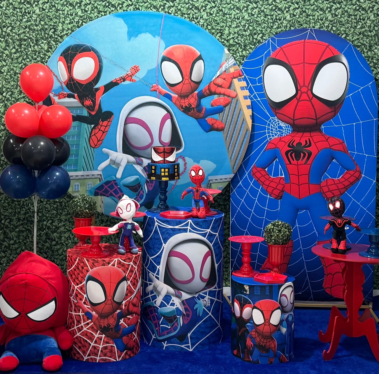 Spidey E Seus Amigos - Homem Aranha Com Painel Lateral Romano - SofistiqueDecor