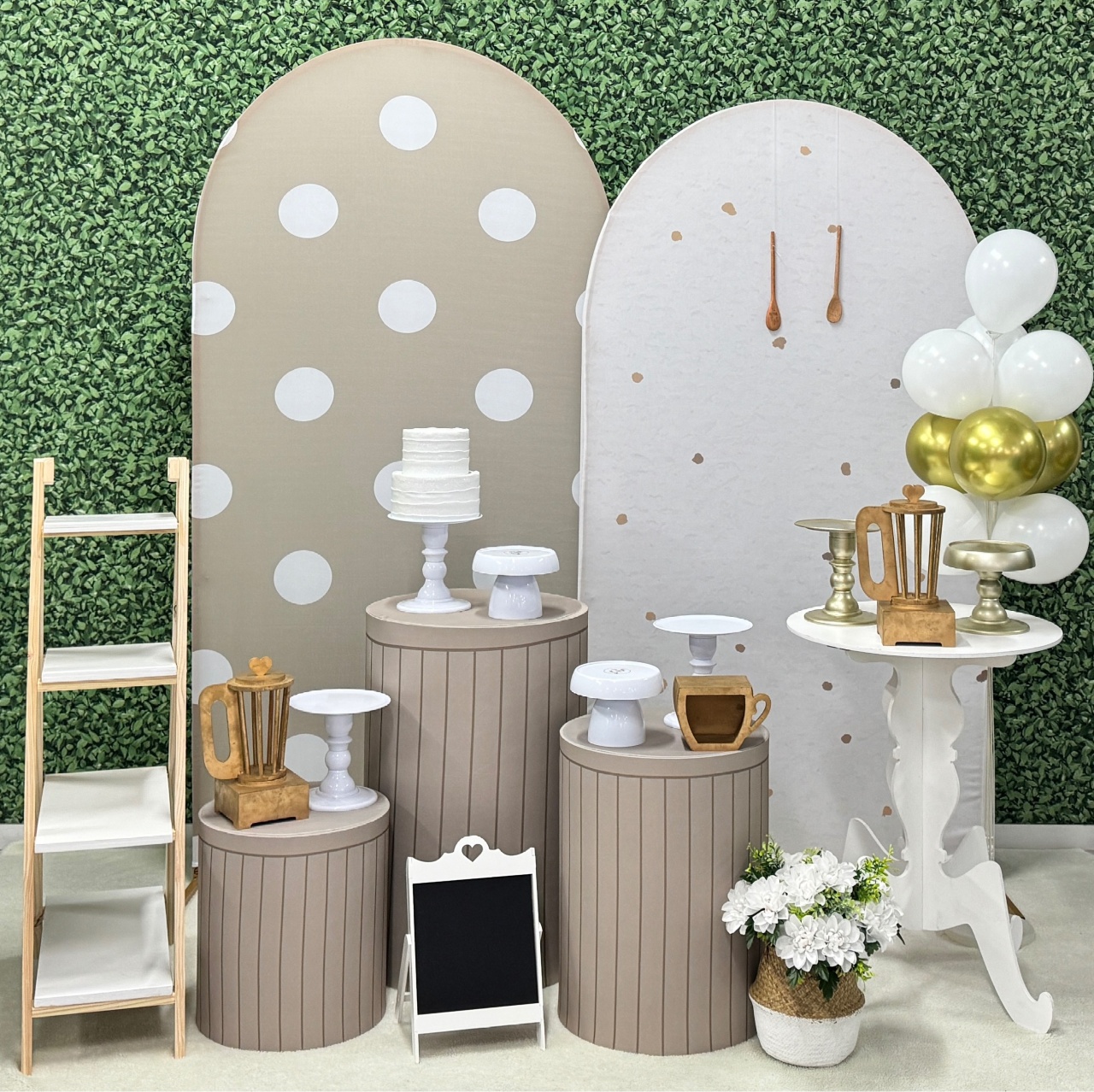 Chá de Casa Nova Bege Com 2 Painéis Romanos E Escadinha  - SofistiqueDecor