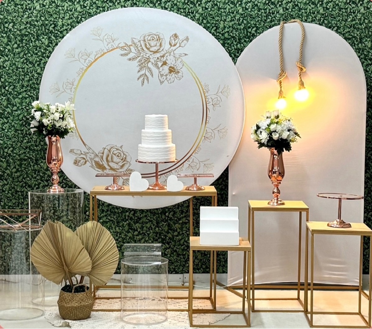 Casamento Dourado E Branco Com Acrílico E Mesa de Ferro - SofistiqueDecor