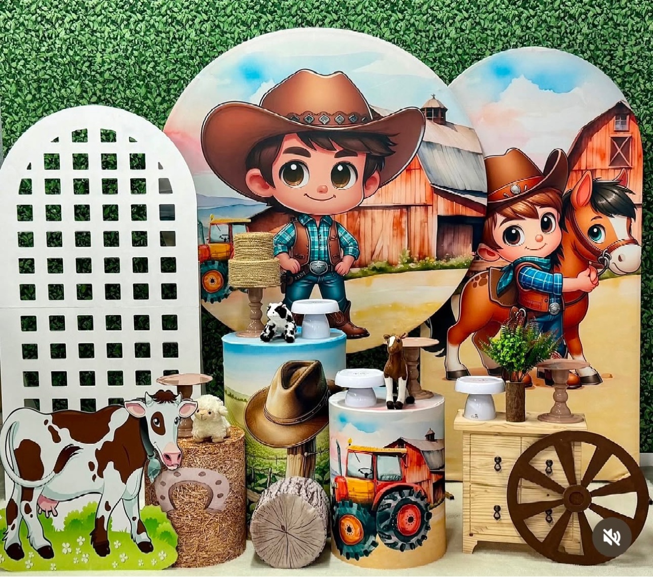 Fazendinha Cowboy Com Painel Lateral Romano E Treliça - SofistiqueDecor