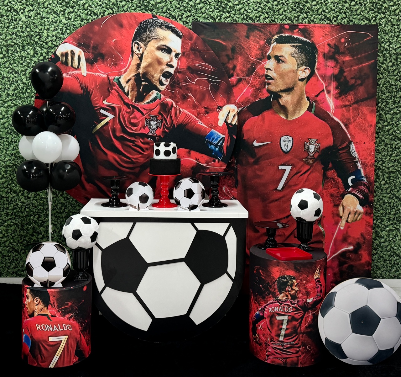 Cristiano Ronaldo Futebol Com Mesa E Painel Lateral - SofistiqueDecor