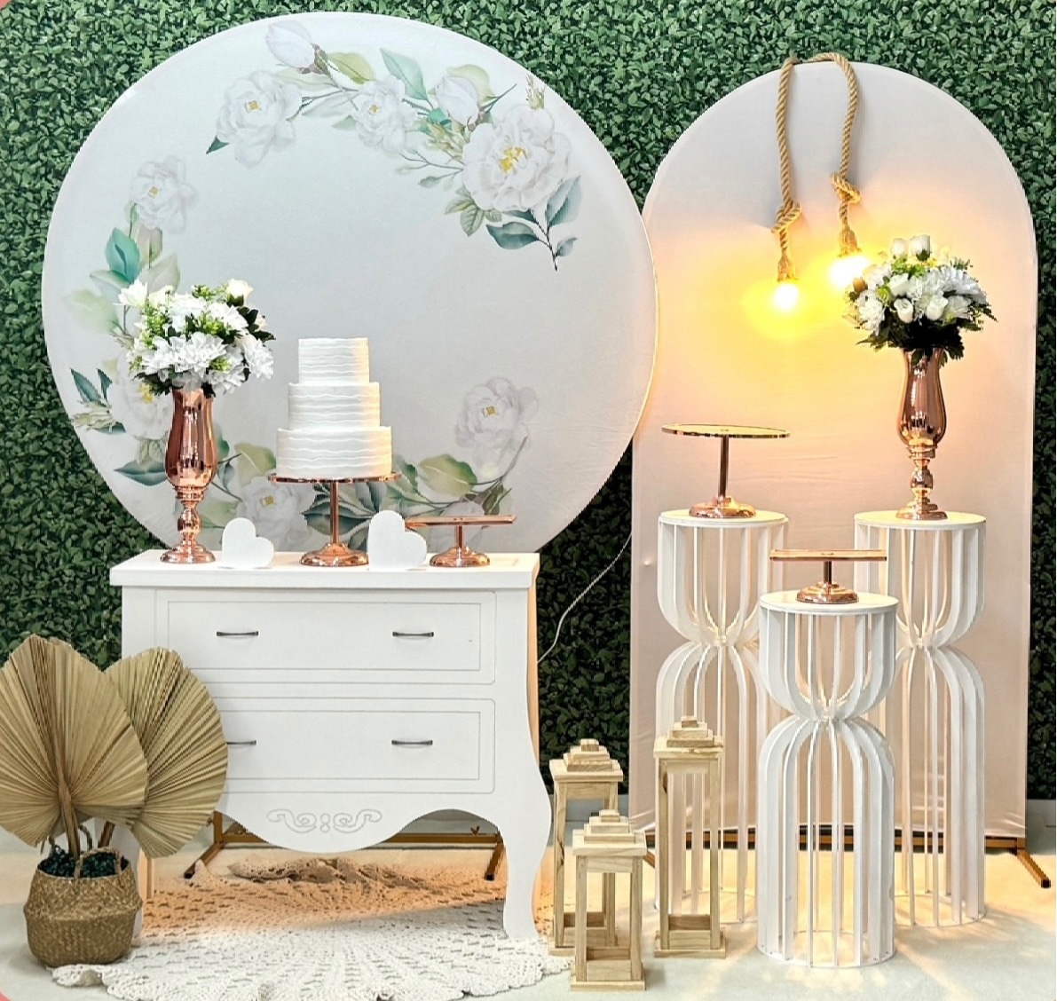 Casamento Verde Com Painel Lateral Romano - SofistiqueDecor