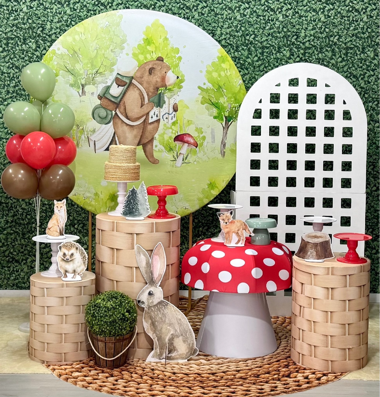 Bosque Aquarelado Com Painel Lateral de Treliça  - SofistiqueDecor