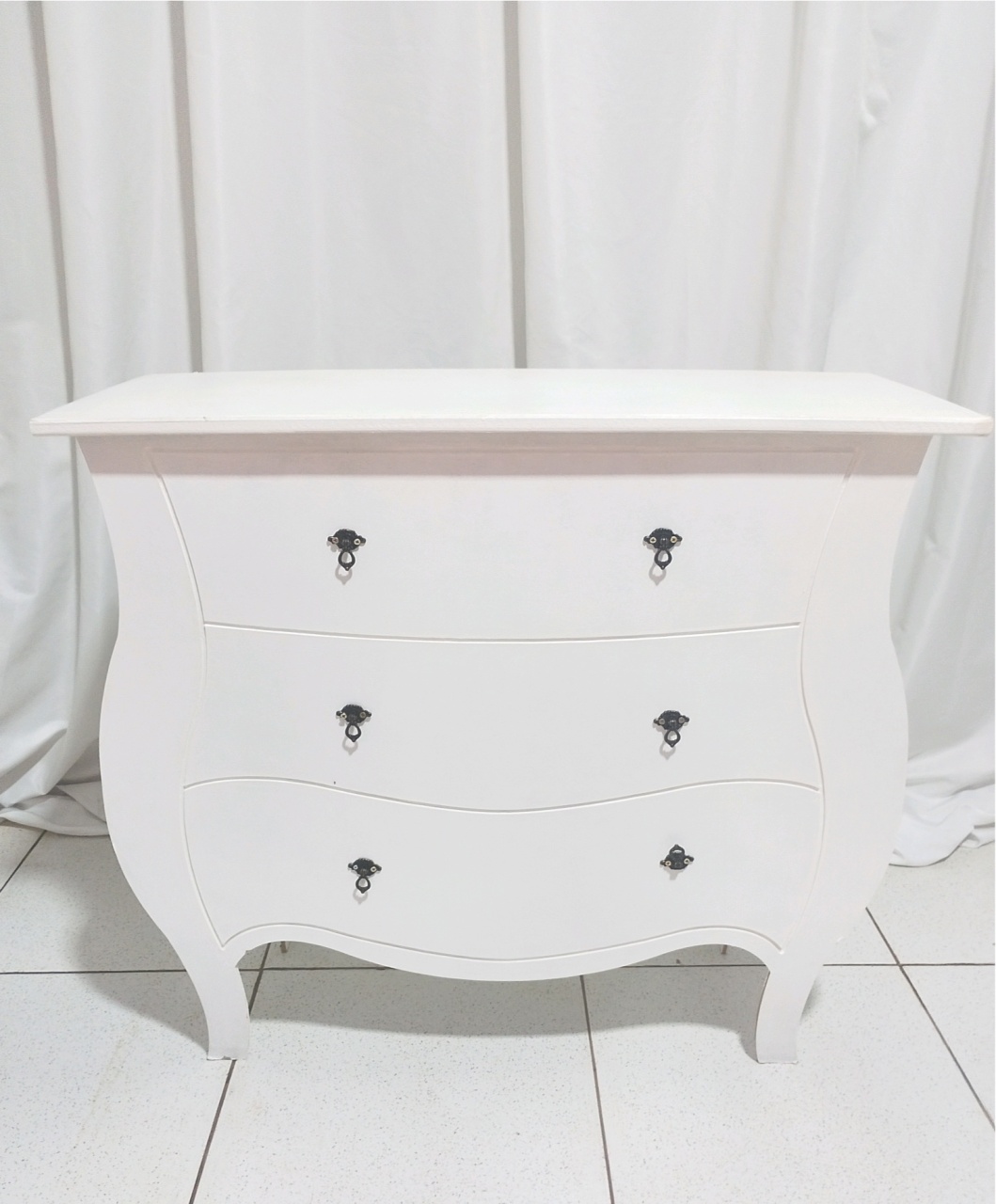 Mesa Cômoda Branca Com Puxador -  Jenaina Decoração e Locação 