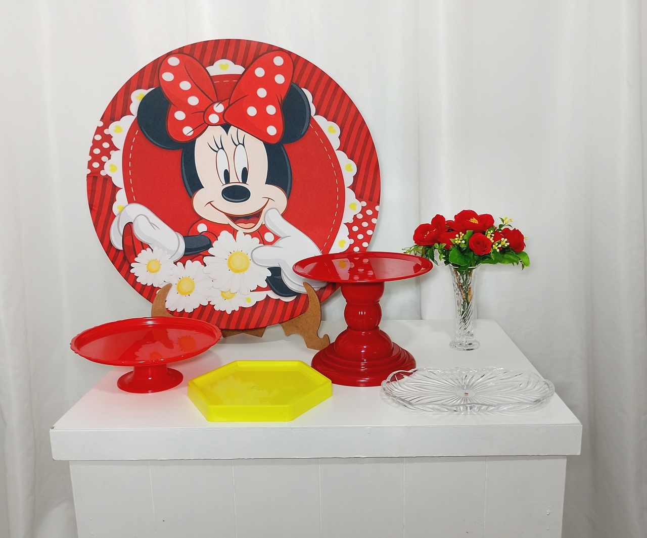 Festa Na Mesa Minie Vermelha -  Jenaina Decoração e Locação 