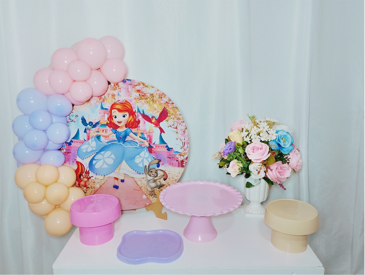 Festa Na Mesa Princesa Sofia -  Jenaina Decoração e Locação 