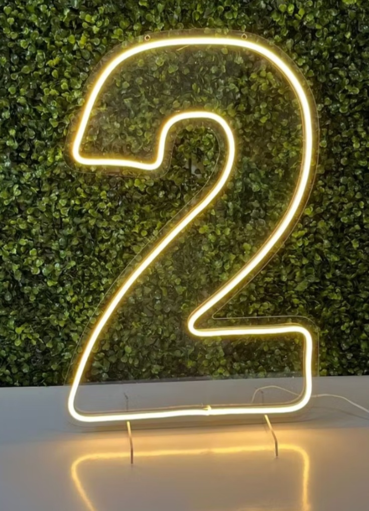 Led Número 2 Quente -  Jenaina Decoração e Locação 