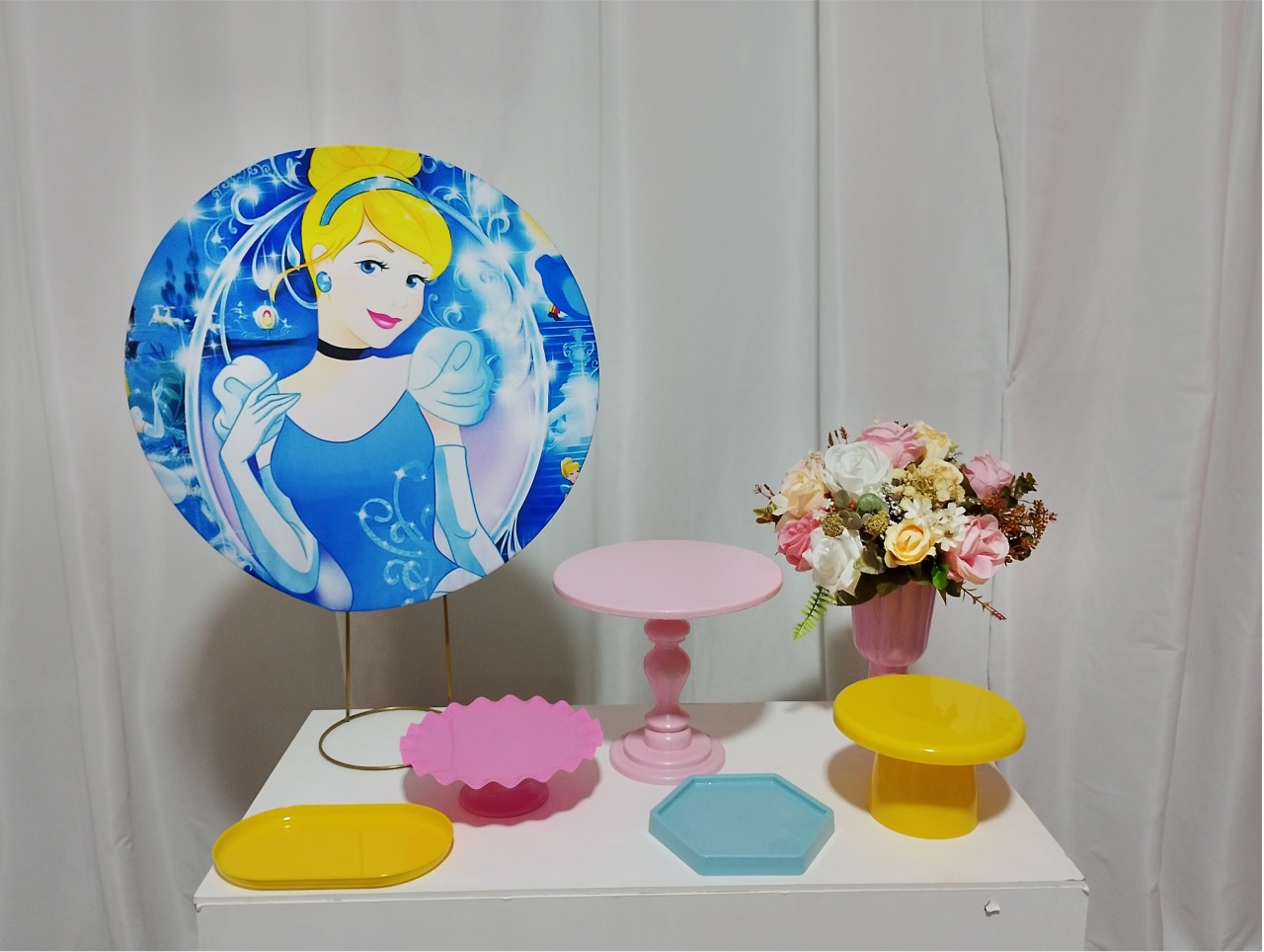 Festa Na Mesa Cinderela -  Jenaina Decoração e Locação 