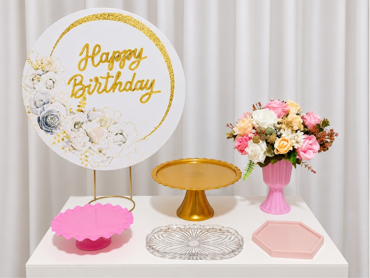Festa Na Mesa Happy Birday Dourado E Flores -  Jenaina Decoração e Locação 