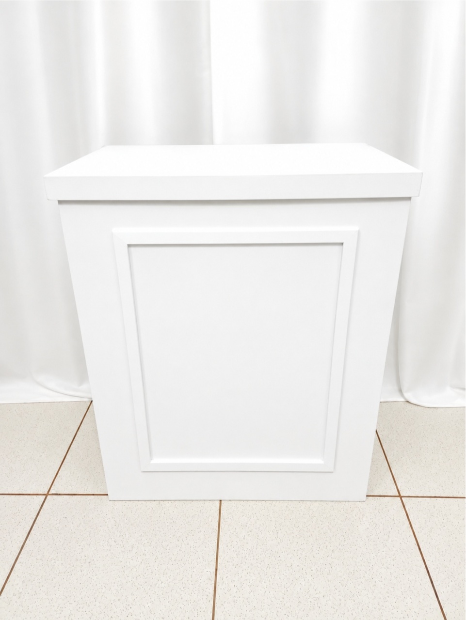 Mesa Cômoda Branca -  Jenaina Decoração e Locação 