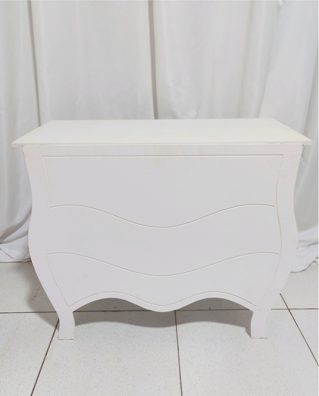 Mesa Cômoda Branca Sem Puxador -  Jenaina Decoração e Locação 