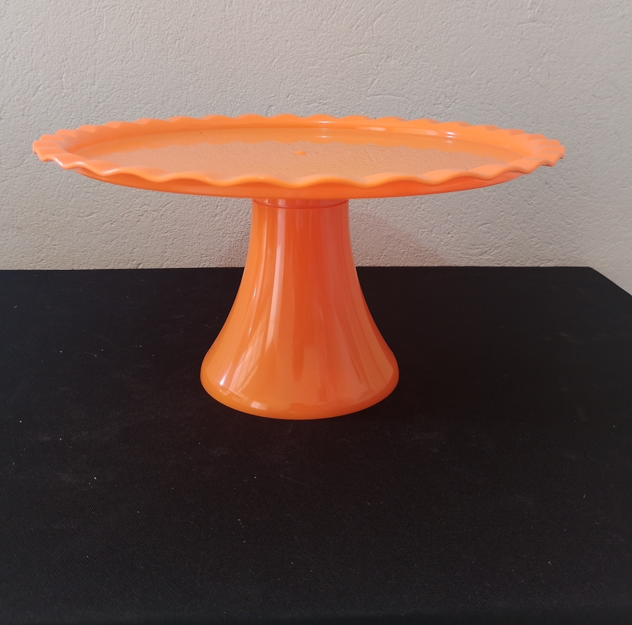 Boleira Laranja -  Jenaina Decoração e Locação 