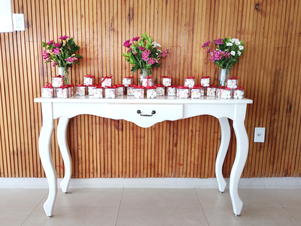 Aparador Branco -  Jenaina Decoração e Locação 