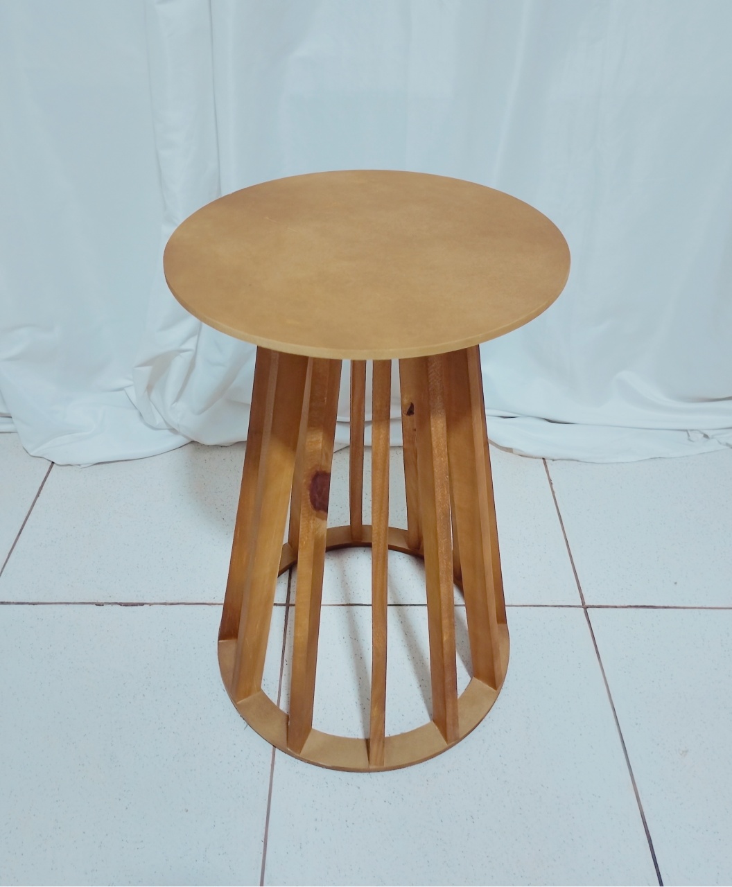 Mesa Ripada Pequena -  Jenaina Decoração e Locação 