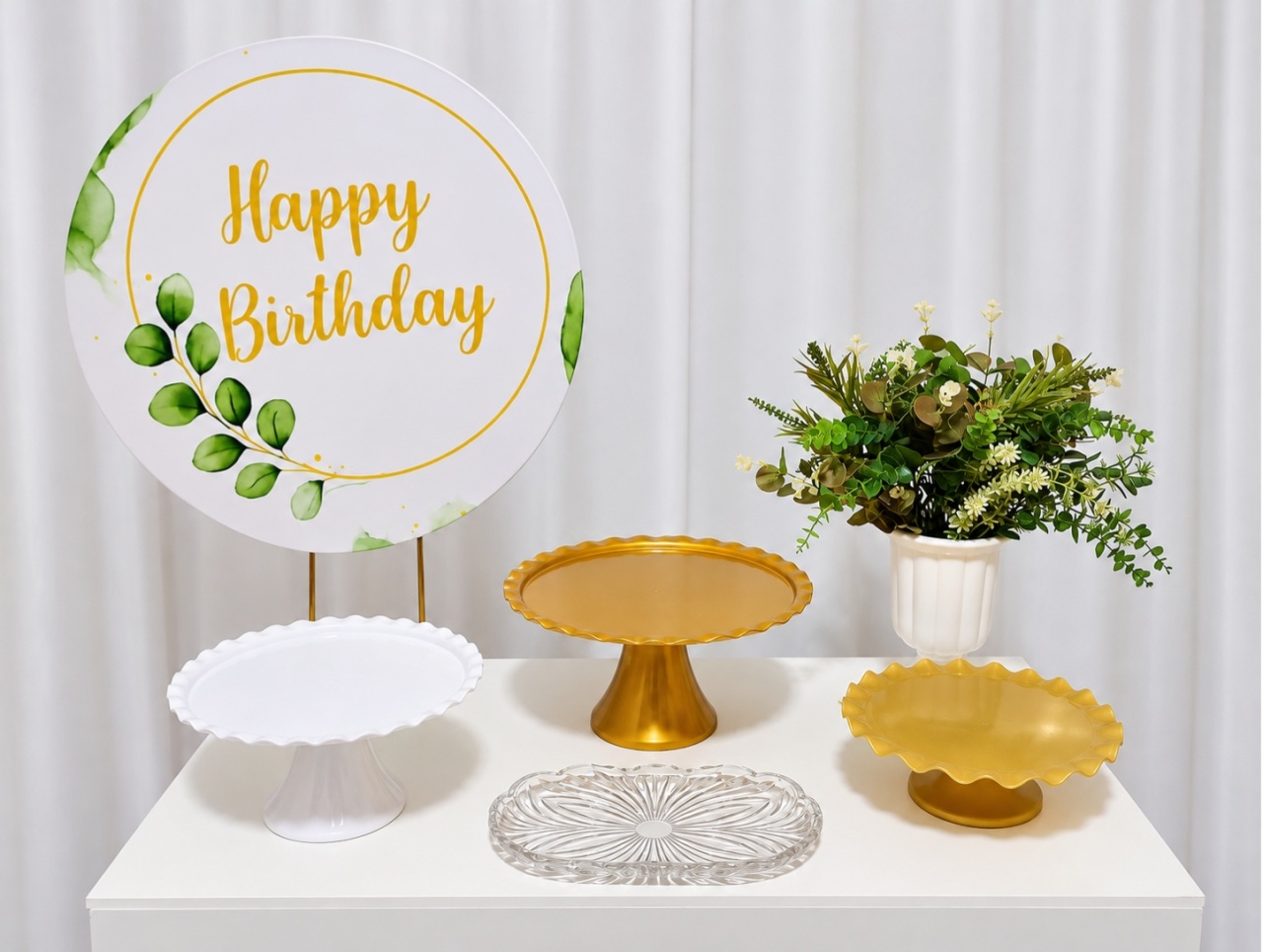 Festa Na Mesa Happy Birday Dourado E Verde -  Jenaina Decoração e Locação 