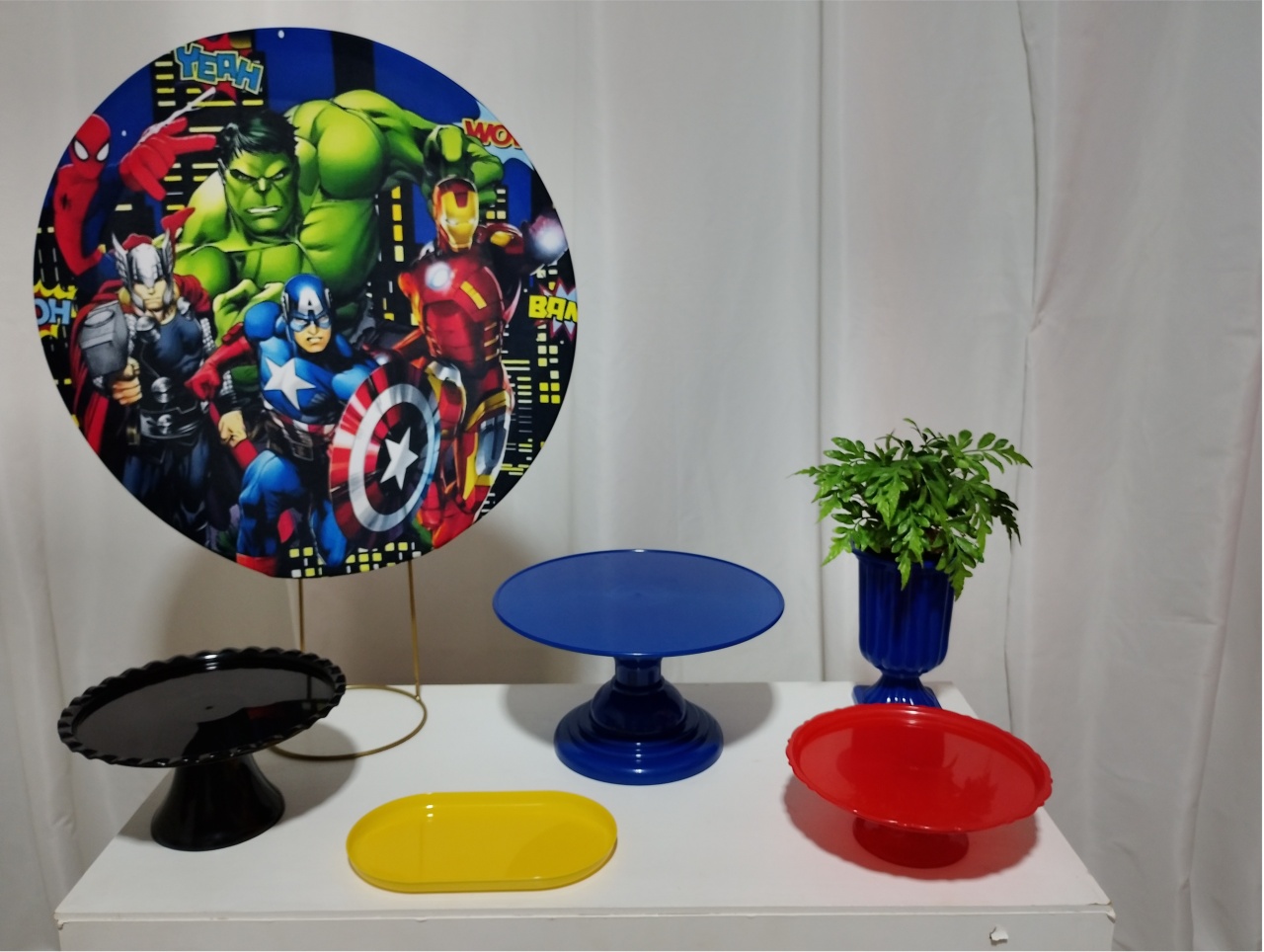 Festa Na Mesa Vingadores -  Jenaina Decoração e Locação 