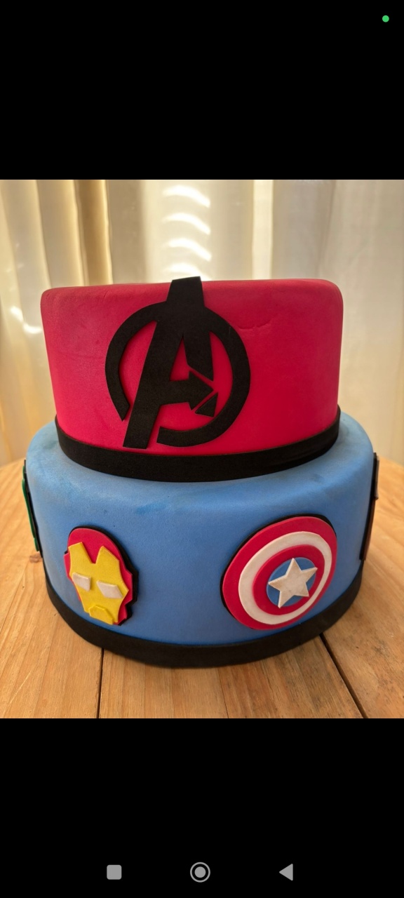 Bolo Fake 2 Andar Vingadores - SIMONE DOS REIS