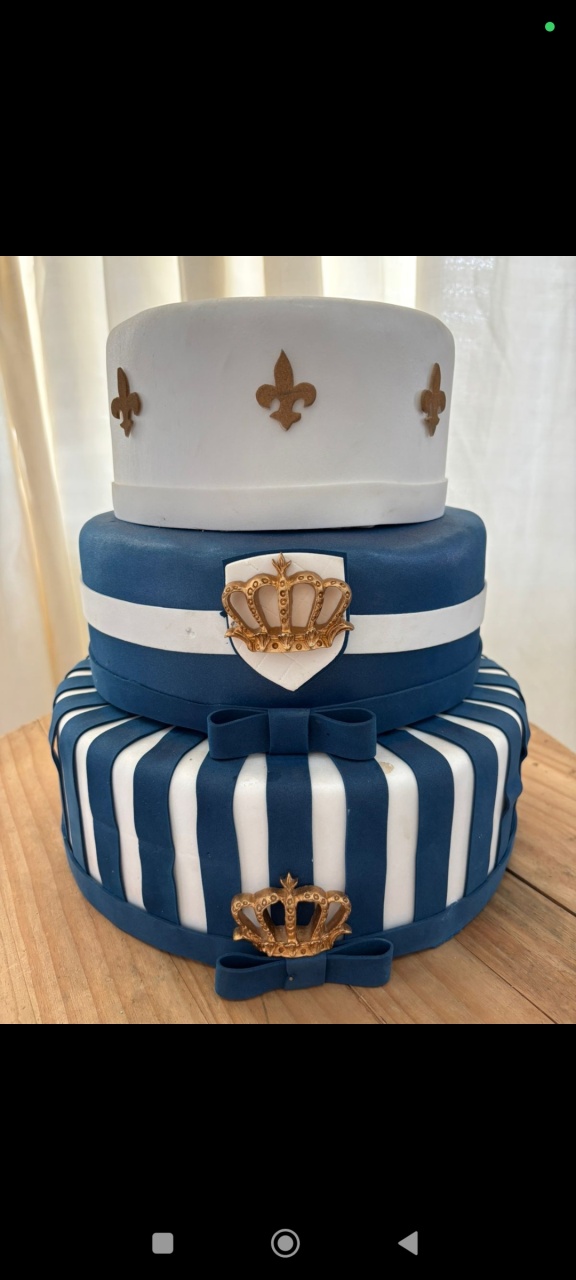 Bolo Fake 3 Andar Realeza Menino - SIMONE DOS REIS
