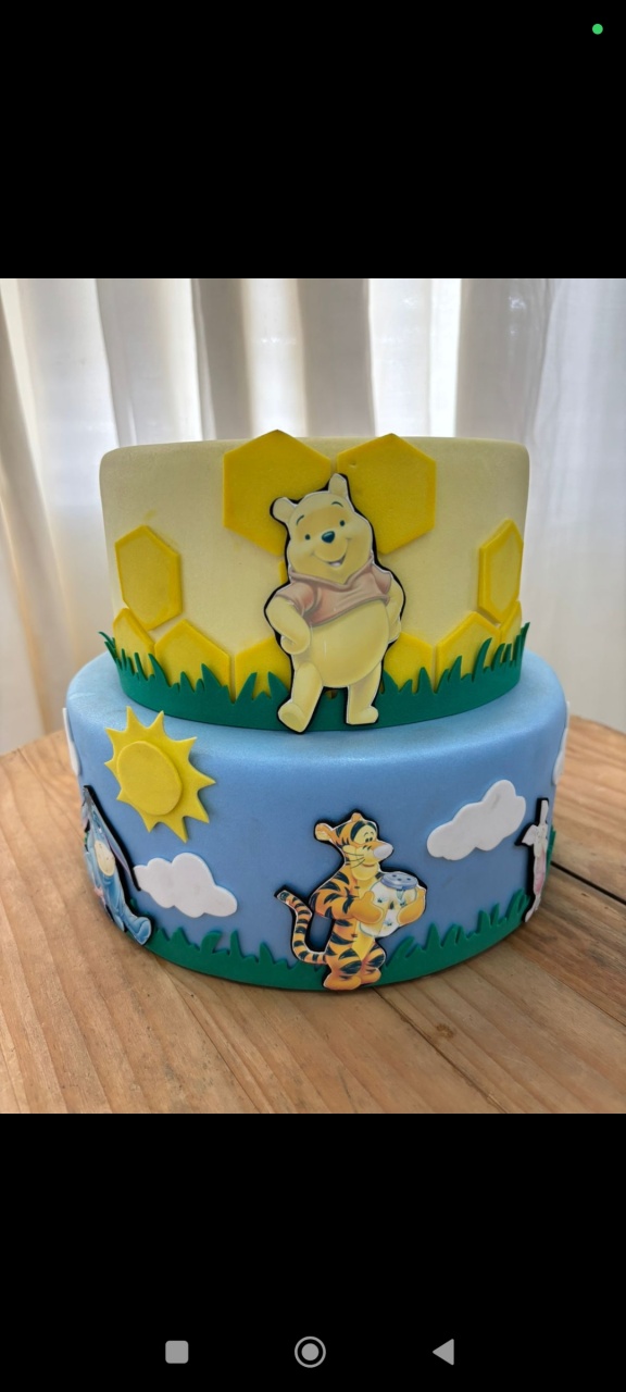 Bolo Fake 2 Andar Ursinho Pooh - SIMONE DOS REIS