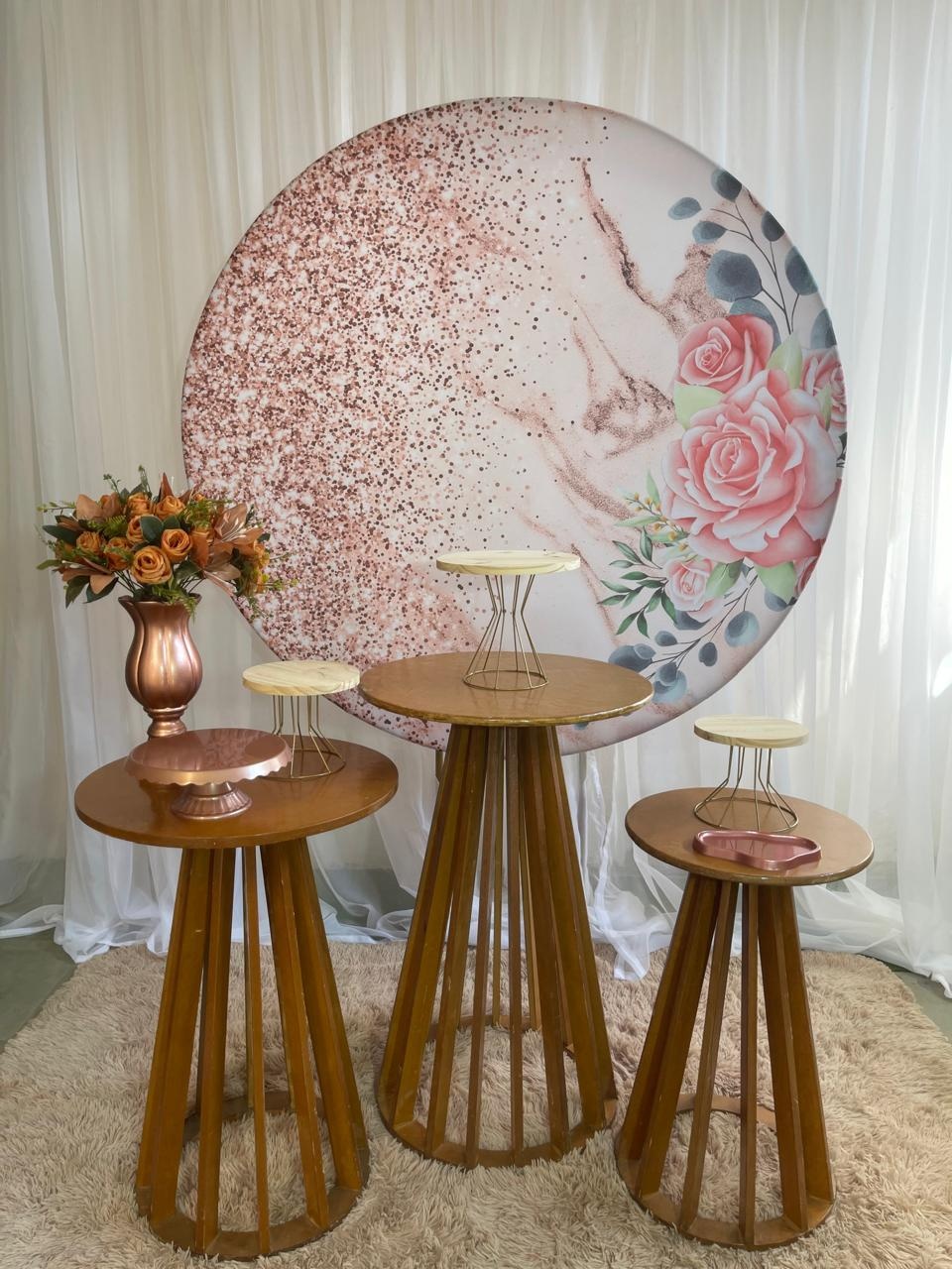Painel Floral Com Mesas Rústicas - Mary festas 
