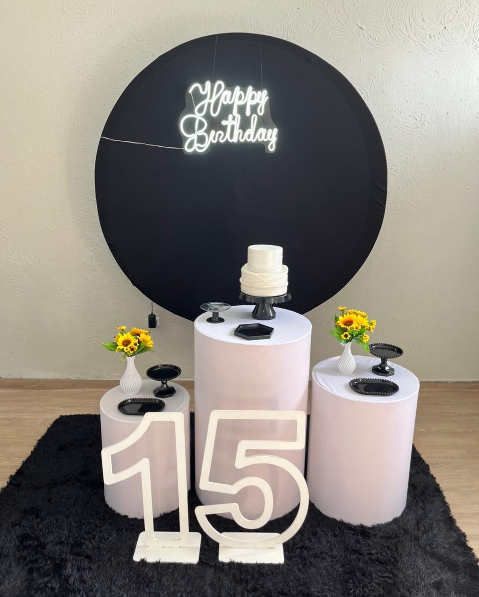 Decoração Preto/ Branco Com Happy Birthday Led (Painel Redondo) - Ph Pegue e Monte