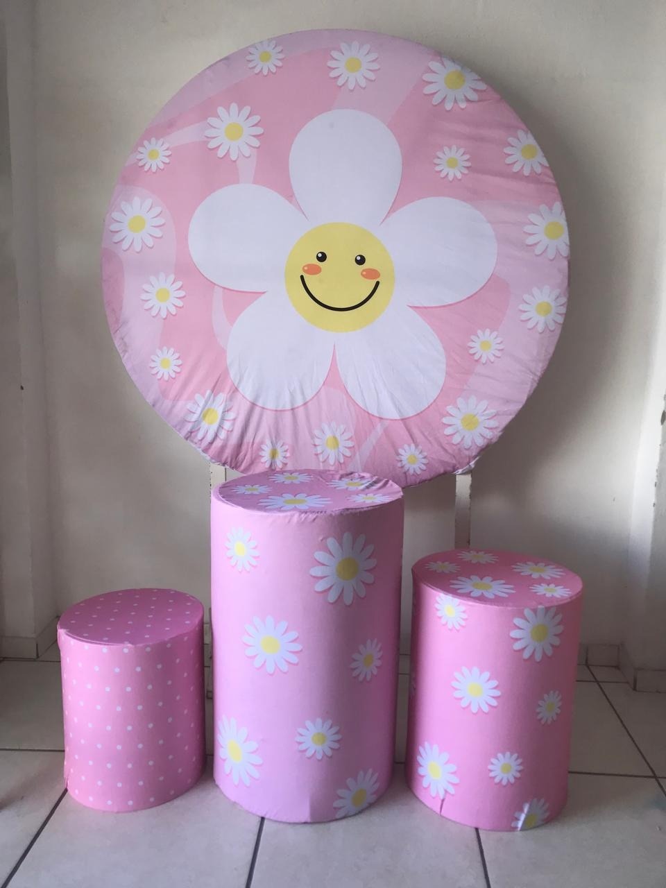 Margarida Fundo Rosa Painel Redondo E Três Cilindros - Naiara Duarte Nunes