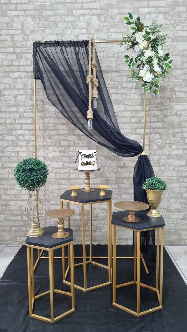 Preto E Dourado - Luminária  - Tchumfestasdecoracoes