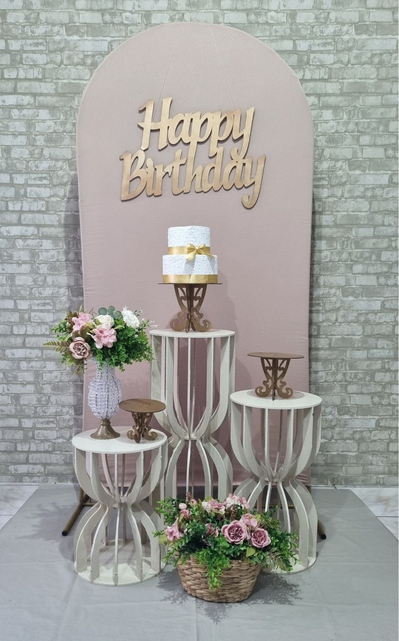 Happy Birthday Bege E Dourado Ampulhetas -  Composição  - Tchumfestasdecoracoes