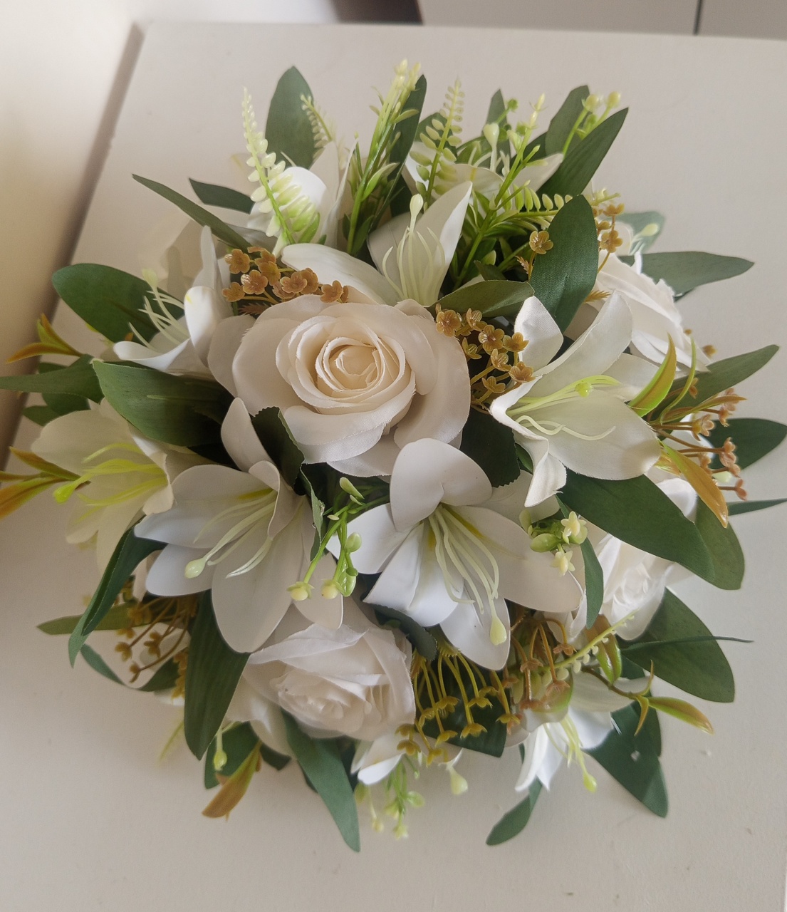 Arranjo de 8 Rosas Brancas/20 Lírios - Decorações Tatiane Andrade 