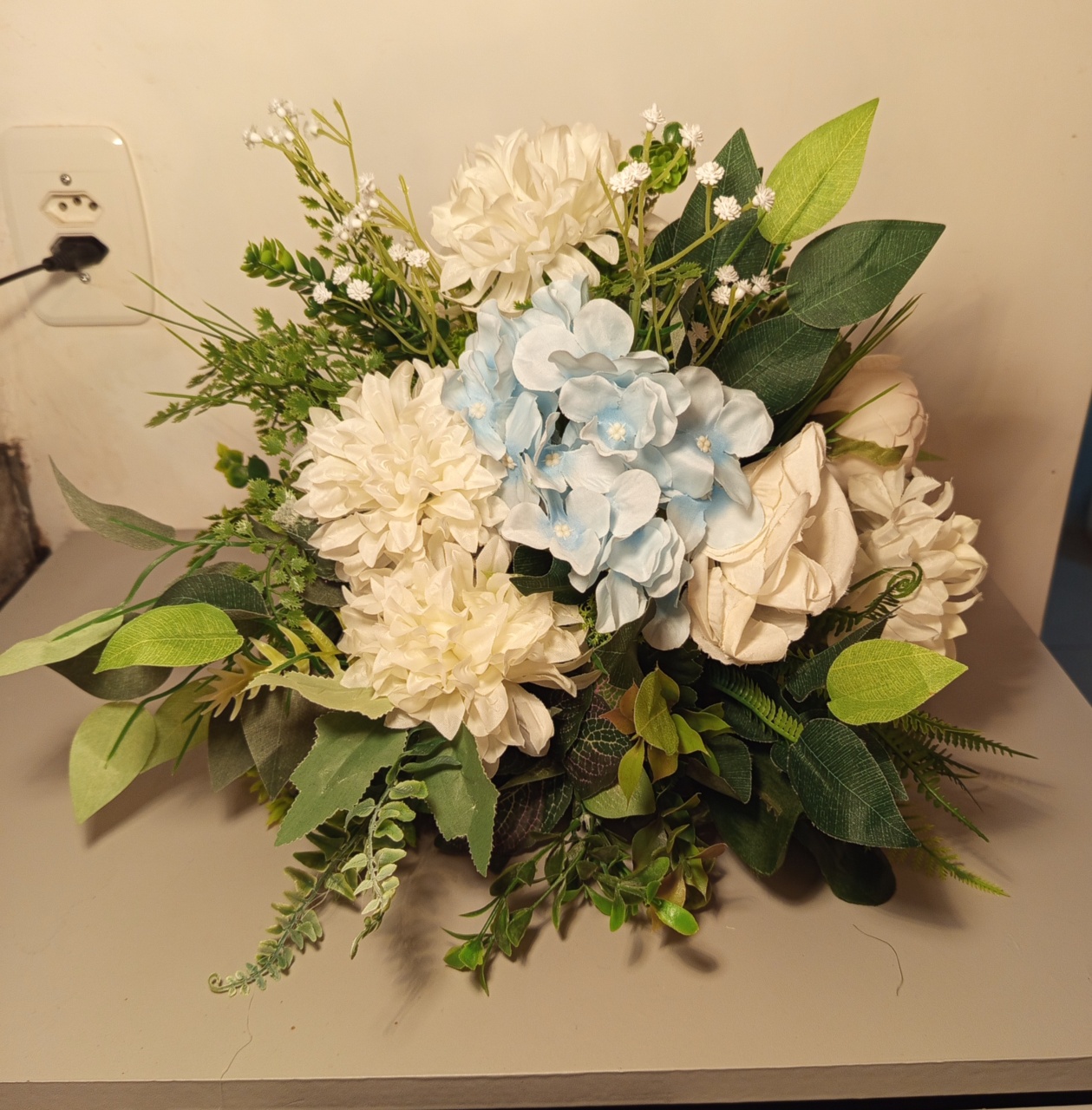 Arranjos de Flores Brancas E Azul Claro( Com Encomenda Antecipada Para Montar) - Balloon Party Eventos