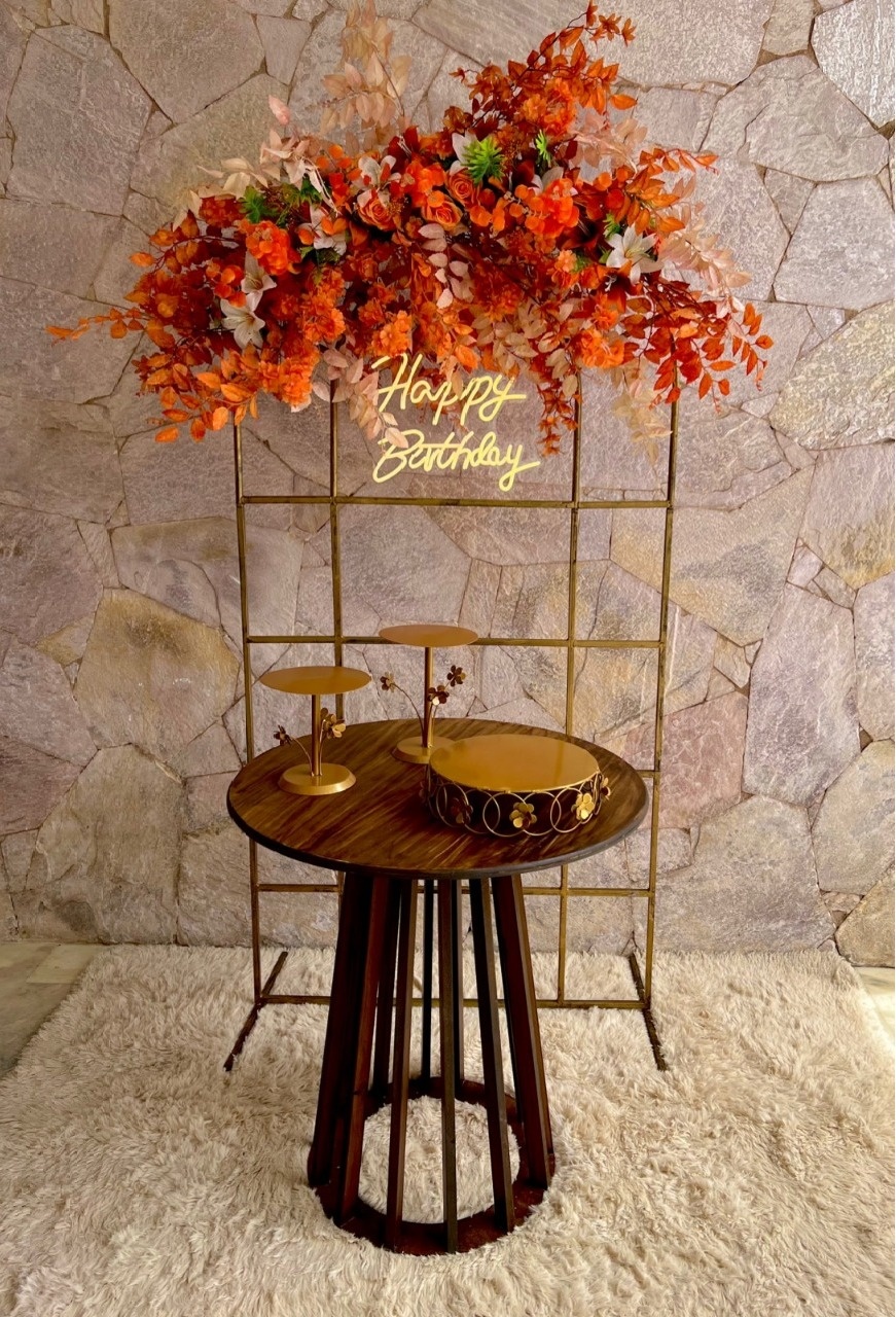 Janela Com Flores Terrosas E Mesa G Ripada ($400) - kitfestabh