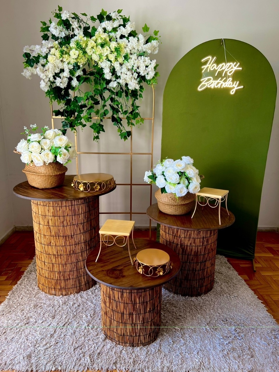 Janela Flores Brancas E Mesas Bambu + Romano Verde - kitfestabh