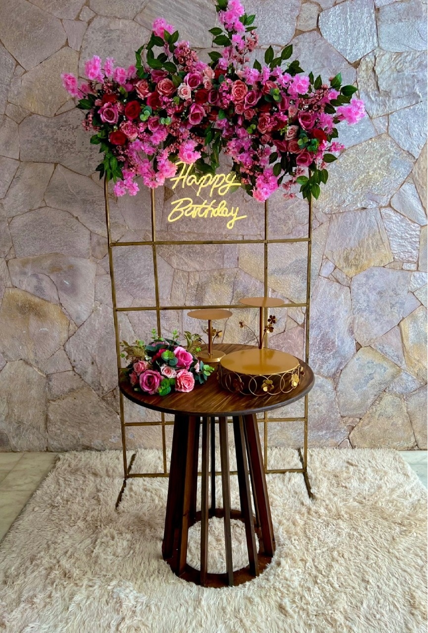 Janela Com Flores Rosa Forte E Mesa G Ripada ($450) - kitfestabh