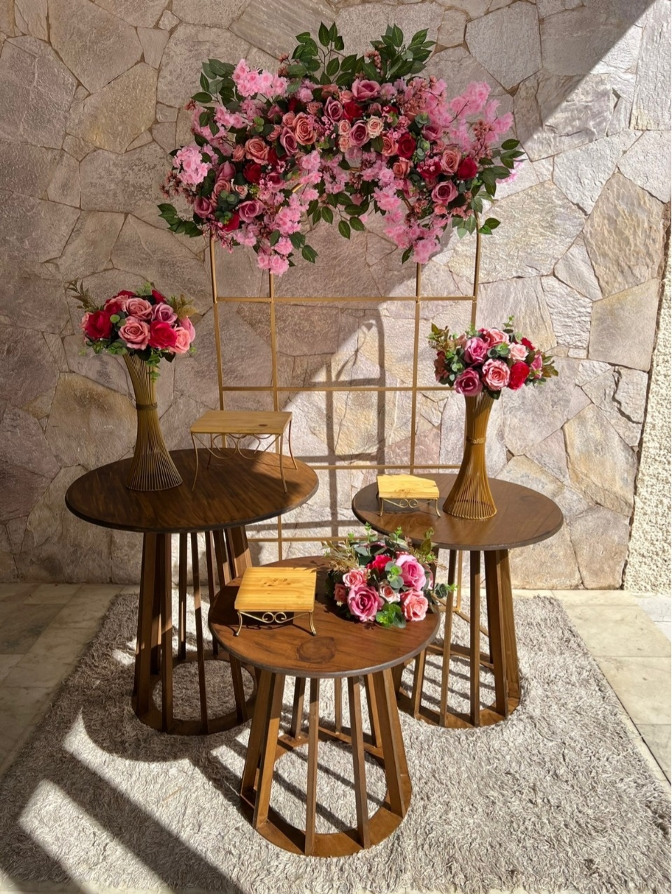 Janela Com Flores Rosas Forte E Mesas Ripadas - kitfestabh
