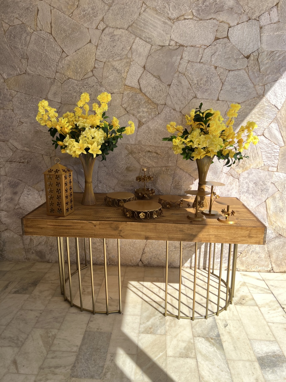 Flores Amarelas Com Mesa Rústica de Ferro - kitfestabh