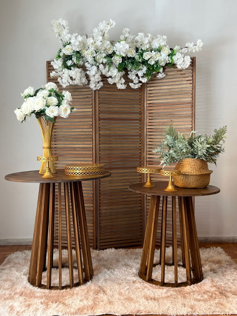 Flores Brancas Com Biombo E Mesas Ripadas - kitfestabh