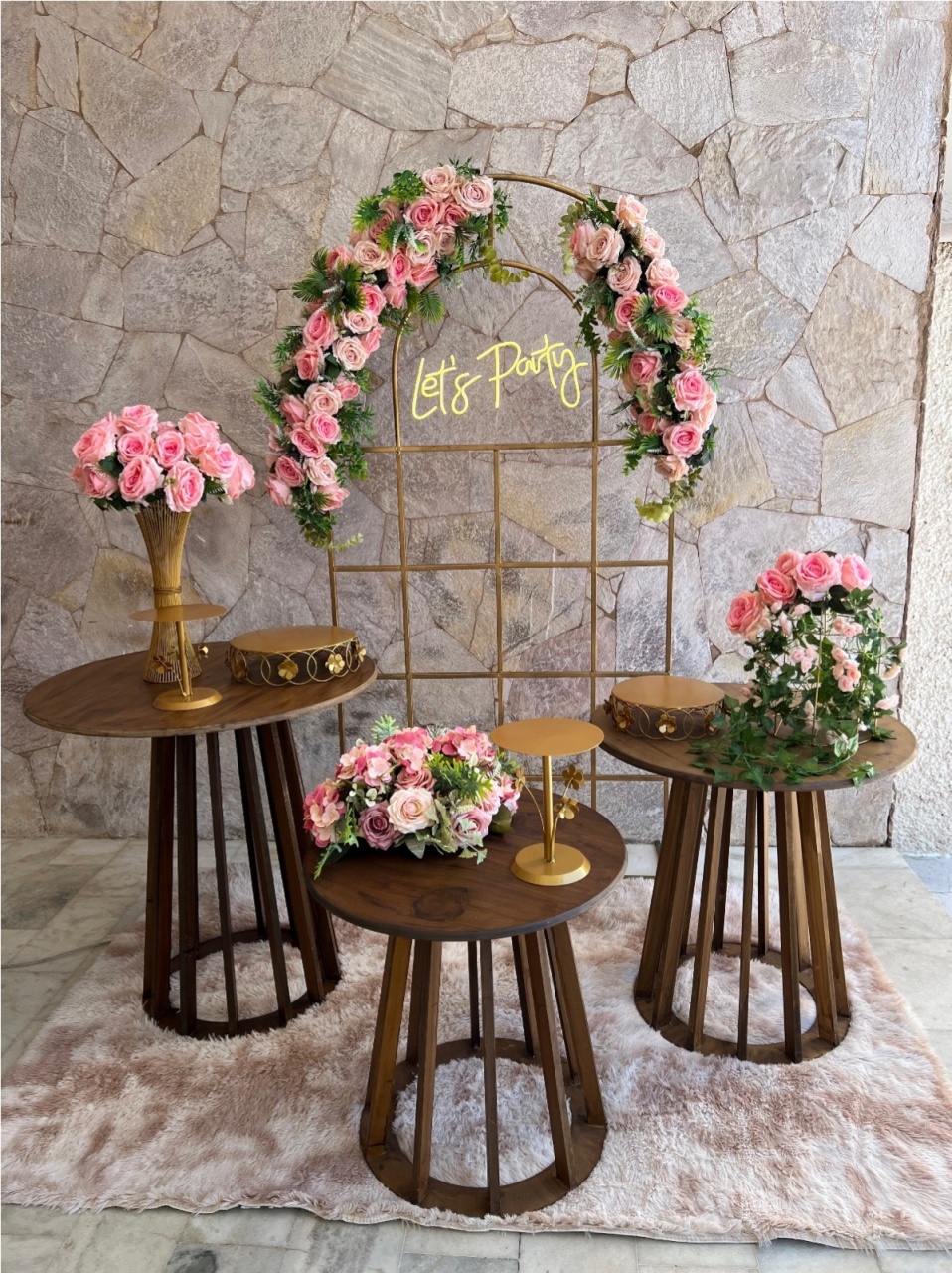 Janela Rosa E Mesas Ripadas - kitfestabh